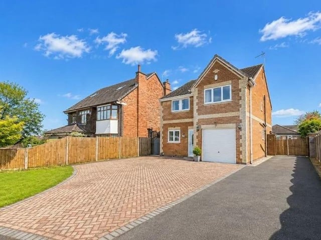 Situated on the sought-after Southwell Road West in Mansfield, this well-presented detached family home offers spacious and versatile accommodation, perfect for modern family living. Available with no onward chain, the property features a fitted kitchen, a bright and welcoming lounge, and a separate dining room ideal for entertaining or family meals. The generous master bedroom benefits from its own en-suite, while three further bedrooms and a family bathroom/WC provide ample space for growing families.