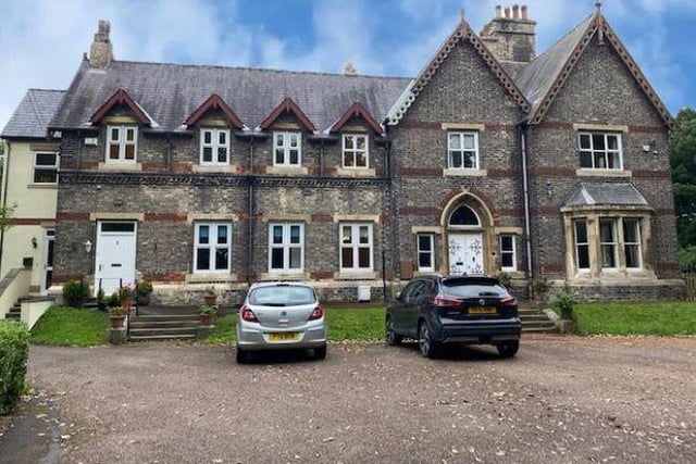 This three bedroom flat in a Victorian mansion has a luxury bathtub, breakfast kitchen and two reception rooms. Marketed by Online estate agents.com, 330 098 5865.