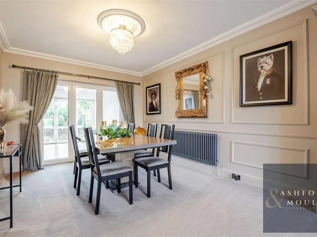 The property is flooded with natural light and has an outdoor/indoor flow thanks to the patio doors allowing access from the dining room to the garden.