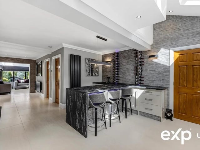 A breakfast bar peninsula is perfect for breakfasting or informal kitchen dining.