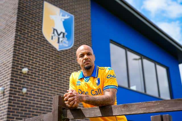 David McGoldrick signs for Mansfield Town. (Photo: Maynard Manyowa/ Mansfield Town)