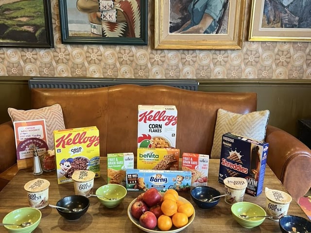 Why not visit Capo Lounge in Mansfield for breakfast? During the summer holidays, Capo Lounge will host a breakfast club from 9am to 11am, Monday to Friday. Guests can help themselves to free breakfast items—just ask for milk at the bar.