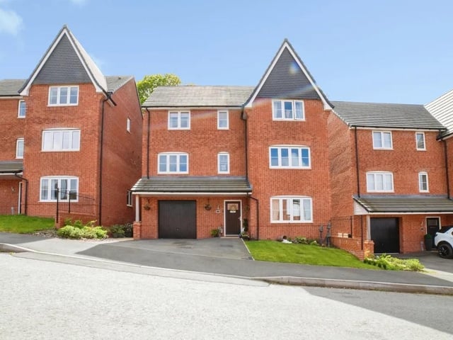 A impressive five bedroom detached property spanning over three floors, ideally located in one of Mansfield’s most sought-after residential areas, enjoying a prime spot just a short walk from the highly regarded High Oakham Primary School, which is situated on Nottingham Road. This property has excellent access to local amenities including shops, restaurants, large supermarkets, highly regarded primary and secondary schools and the Mansfield Town Centre nearby.