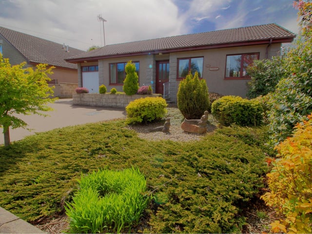 3 bedroom detached house in Longside, Peterhead.
Average house price in Aberdeenshire - £184,987.