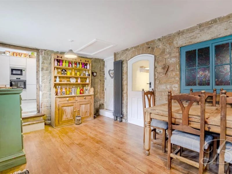 Perfectly positioned on the High Street, this beautifully presented home is just steps away from a fantastic range of local amenities, making it an ideal blend of convenience and comfort. Originally built in the 19th century as a framework knitters' cottage, the property has been tastefully modernised throughout while retaining its rich character. With charming features such as exposed wooden beams, barn doors, and exposed brickwork, it offers a unique living experience that perfectly balances old-world charm with contemporary style.