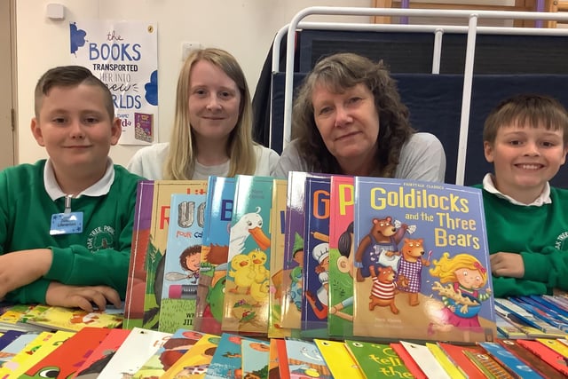 Pupils with Reading Champions, parents Leanna Jones and Gill Hallam