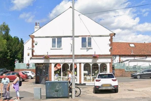 Magenta, 2 Church St, Edwinstowe, NG21 9QA: They offer a curated range of items including cushions, throws, ceramics, glassware, and lighting. The boutique also stocks fashion accessories, handbags, scarves, and jewellery.