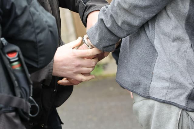 Vier Personen nach Vollstreckung eines Drogenbefehls in Mansfield ...