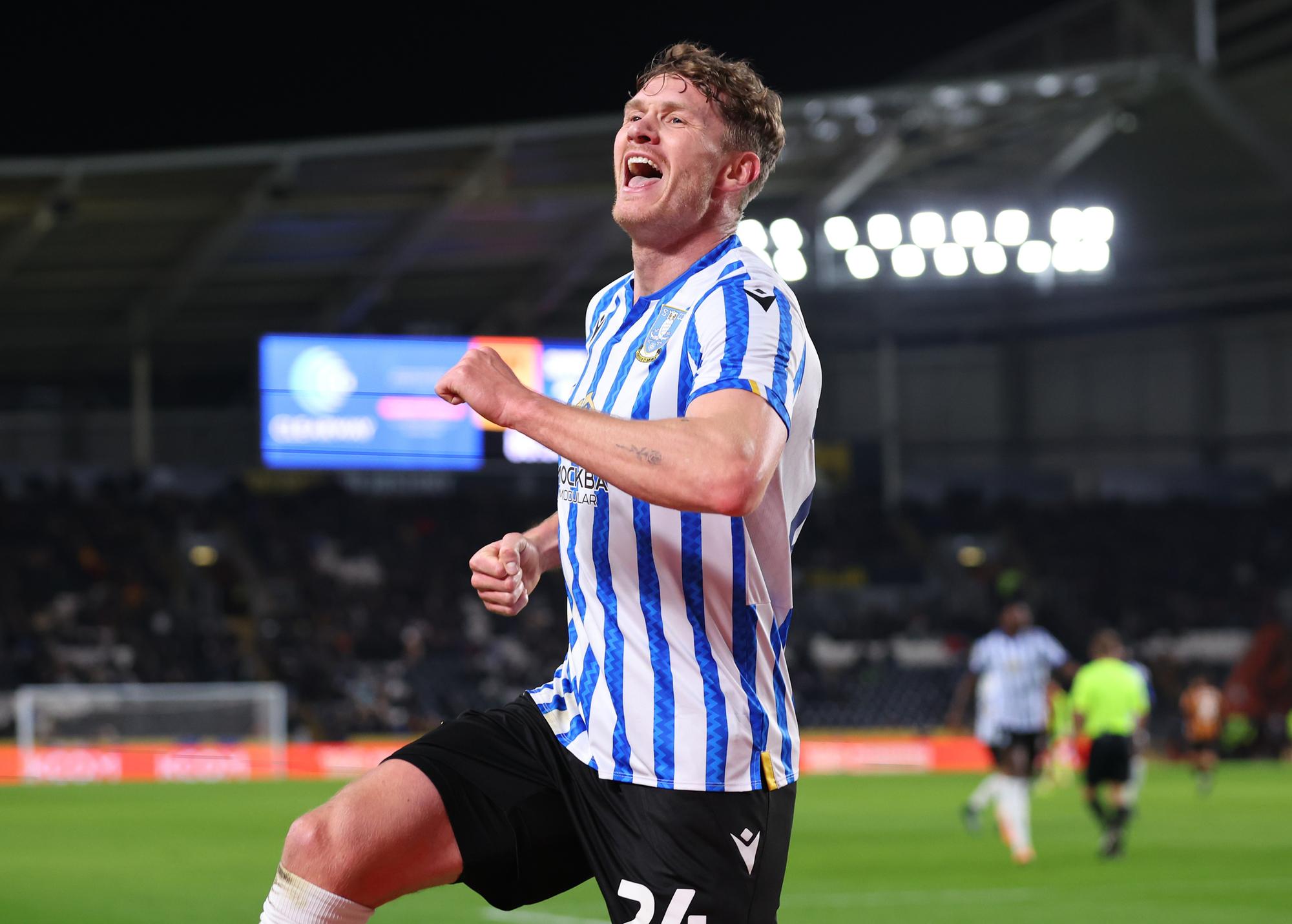Neuzugang von Mansfield Town, Michael Smith, unterstützt den ...