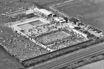 The lido – outdoor pool and paddling areas – was constructed on the former tennis courts located in Titchfield Park by female volunteers in 1963 and opened a year later. The lido and paddling area no longer exist. It was replaced by the Water Meadows Leisure Complex, an indoor pool facility.