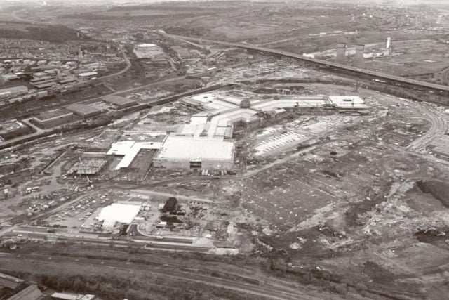 We know this isn't from the late 1990s as it shows Meadowhall under constrcution but it's great to see how far the development has come in almost 30 years