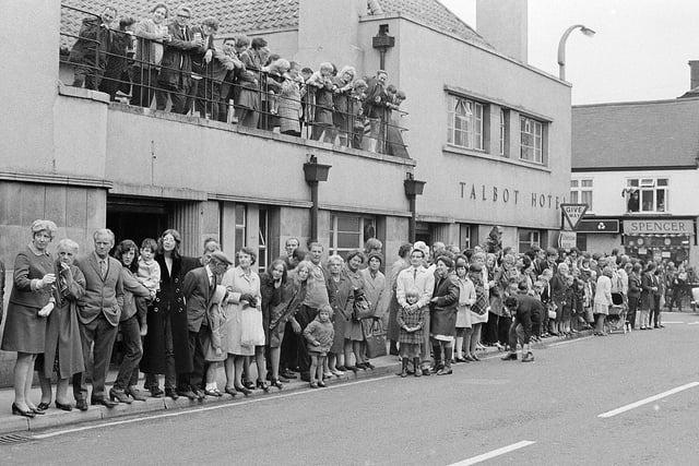 Warsop carnival crowd in 1971.
