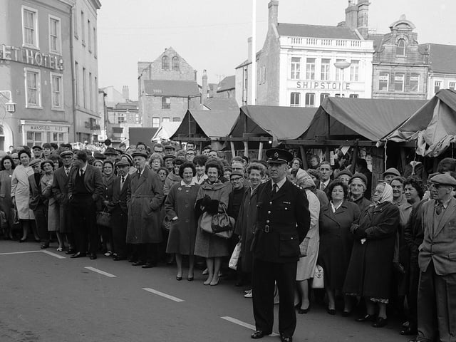 1964 - Mansfield crowd wait for General Election result.
