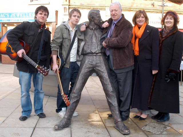 Mansfield statue unveiled on Church Street with West Nottinghamshire College.