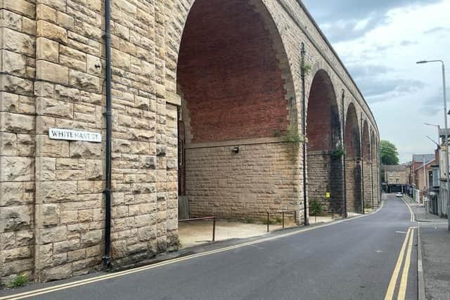 Mansfield is known for its historical viaducts, one of which is still in use as a railway line. Built in 1875, the Mansfield Viaduct is an outstanding example of Victorian engineering. It elegantly arches through and above the town, supported by 15 massive arches made of rough-hewn stone. The Grade II listed landmark, which is 240 metres long and 25 metres high, dominates the town’s skyline. At night, all 15 arches, spanning Church Street and Market Street, are floodlit, which turns it into a real local attraction.