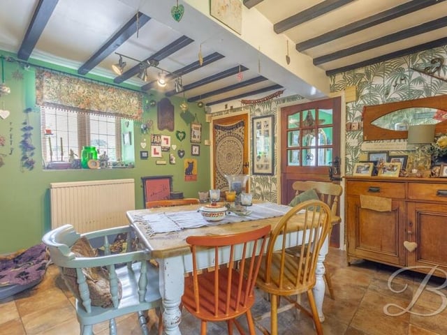 As you can see, there is plenty of space in the kitchen for a breakfast table.