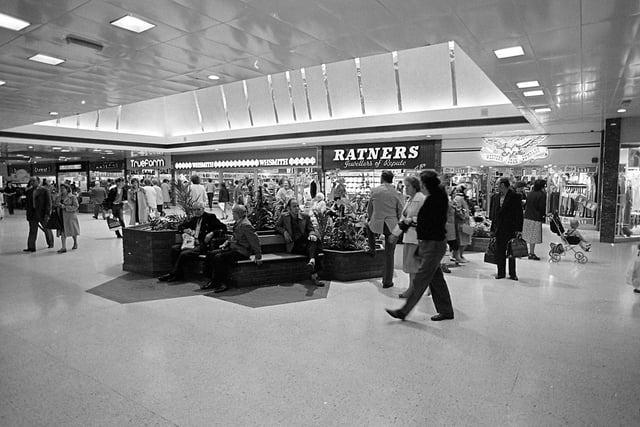 Mansfield Four Seasons Shopping Centre in 1980. Shoppers in front of Ratners.