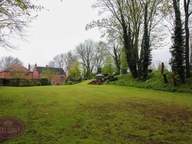 Just before we step inside the house, let's give you a taster of the huge garden at the back. It is estimated to span half an acre in size! More photos later.