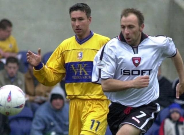 Wayne Corden chases down Kevin Donovan.