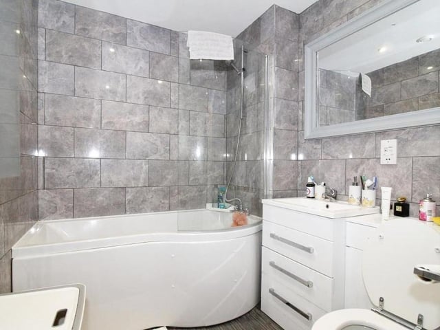 The bathroom at the Stockwell Gate flat is all gloss and sparkle. It's a good size too, with everything you need, from bath and overhead shower to wash hand basin and WC.