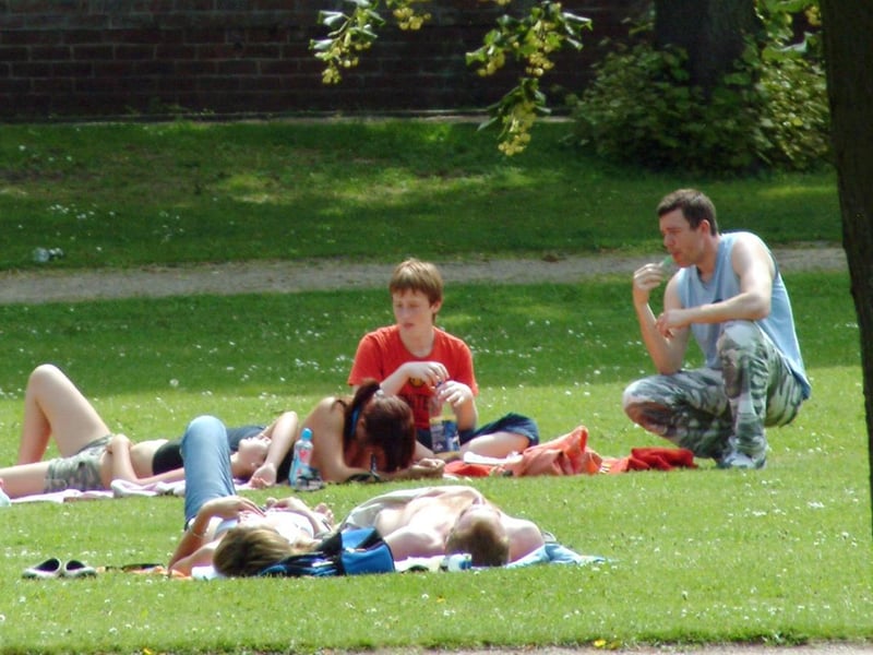 Mansfield Titchfield Park hot weather picture. 2009.