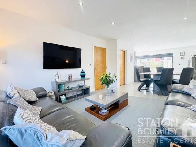 The lounge is a great sized space with flows seamlessly through to the modern kitchen/diner creating a prefect space for a sociable family to cook, dine and relax.