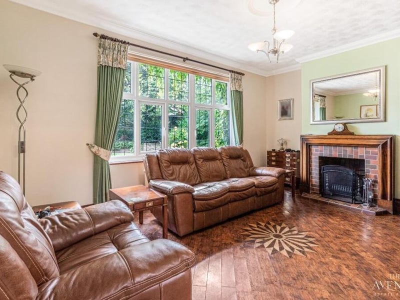 Next to the morning room is this living room, distinguished by its real fireplace. It is bright, spacious and comfortable.