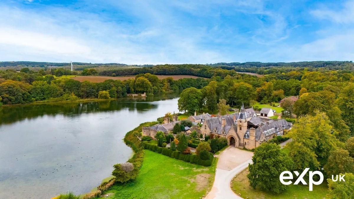 Set within an exclusive courtyard, overlooking Newstead Abbey ‘Gable End’ is full of character features and a wealth of grandeur