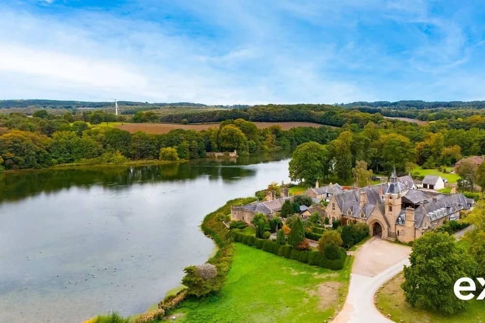 Set within an exclusive courtyard, overlooking Newstead Abbey ‘Gable End’ is full of character features and a wealth of grandeur