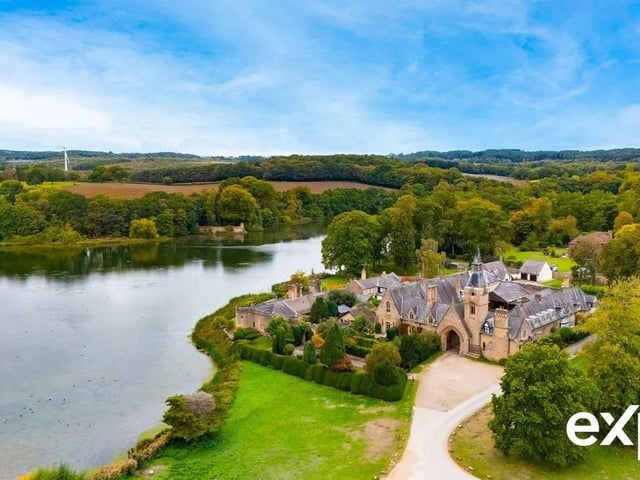 Set within an exclusive courtyard, overlooking Newstead Abbey ‘Gable End’ is full of character features and a wealth of grandeur
