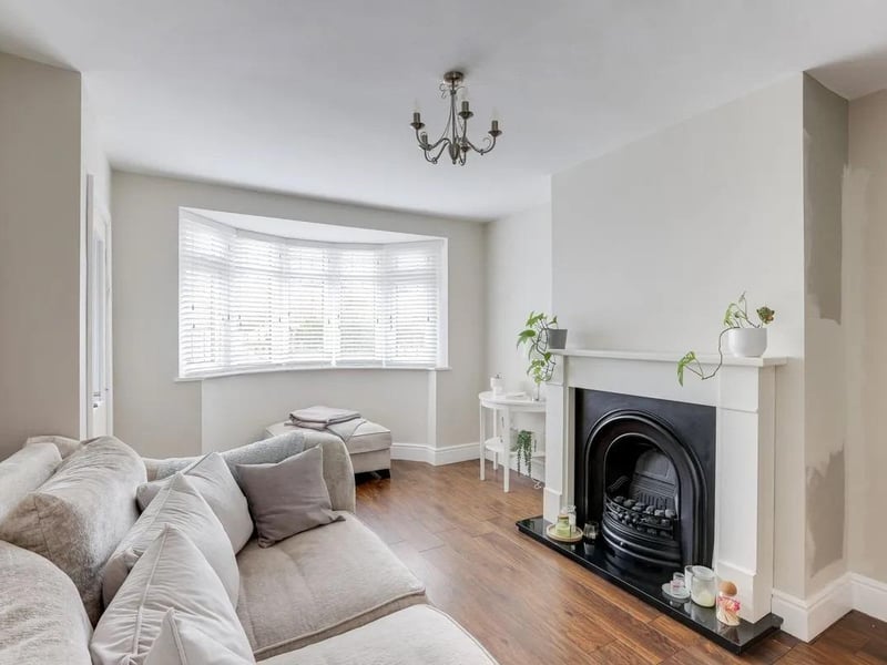 This beautifully presented two-bedroom semi-detached house offers an exceptional opportunity for first-time buyers or those seeking a stylish and comfortable home in the popular Hucknall location. Situated a short drive away from Hucknall Town Centre, Linby, and Papplewick, and positioned close to local amenities, shops, restaurants, great schools and picturesque parks.