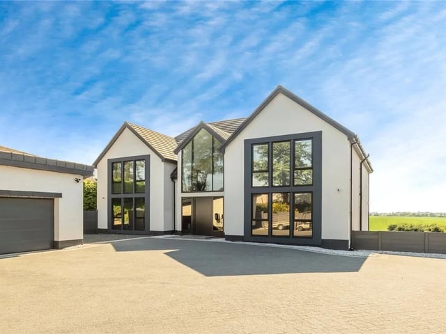 Introducing the stunning Fairway; a bespoke exclusive detached property offering nearly 6000 square ft in space. The property is situated on Coxmoor Road one North Nottinghamshire most exclusive spots.