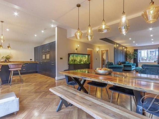 We launch our tour of the Hillsway Crescent house in the exceptional open-plan area of the ground floor, which seamless integrates the kitchen, dining area and living room, all fitted with underfloor heating.