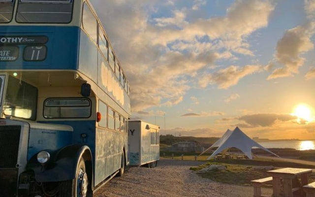 Enjoy delicious fresh seafood while admiring the Moray coast thanks to a trip to Bootlegger's Bothy, located in the West Beach Caravan Park in Hopeman.