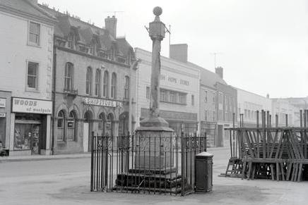 The old market cross is believed to have been placed here in the 1600s. There was not one, but two, old market crosses in the Mansfield area: one in Mansfield and one in the nearby village of Mansfield Woodhouse.