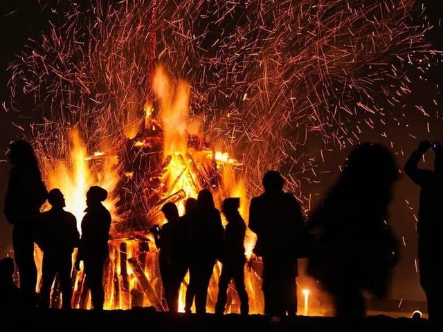 One of the biggest Bonfire Night events this year has been organised by Southwell Rugby Club on Saturday evening at its Park Lane headquarters. As well as the bonfire and a fireworks display, you can sample burgers and hot dogs at Charlie's Big Barbecue, while a bar will be serving beers, wines, spirits and soft drinks. Admission is £5, with a family ticket costing £15.