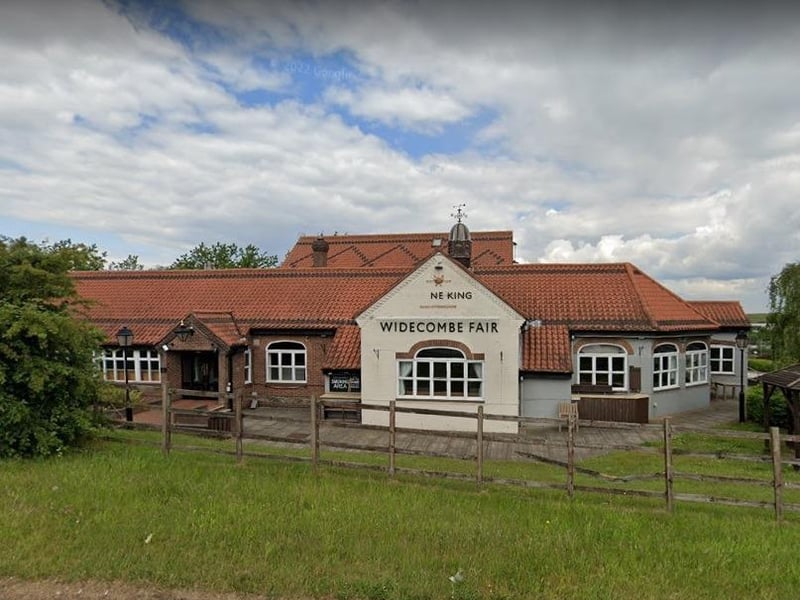 This timeless pub on Oak Tree Lane, Mansfield, offers a cosy place to relax and enjoy a burger and a drink