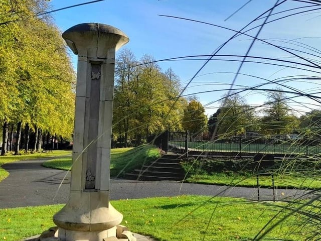 Yeoman Hill Park is a Green Flag award-winning community park in Mansfield Woodhouse that is open 24 hours a day, seven days a week, making it a flexible option for a walk at any time. The park features a combination of open grassland, ornamental gardens, and a mix of young, maturing, and mature trees, perfect for a leisurely stroll. It is often described as a peaceful and well-maintained area.