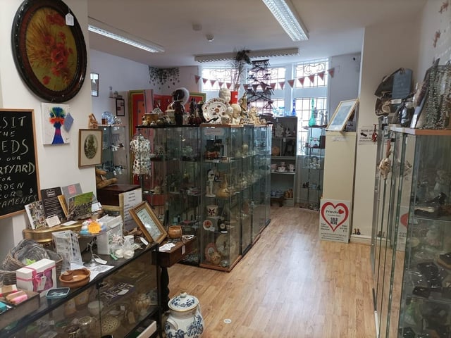 Carlton House Vintage, Art & Craft Centre, located at 36-38 Carlton Road in Worksop, has a Google review rating of 4.7 based on over 200 reviews.