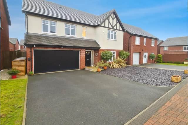 This stunning five-bedroom detached home combines modern style with cosy, family-friendly living, set in the popular Berry Hill area of Mansfield. Built to a high standard and still under warranty, it offers both comfort and peace of mind.