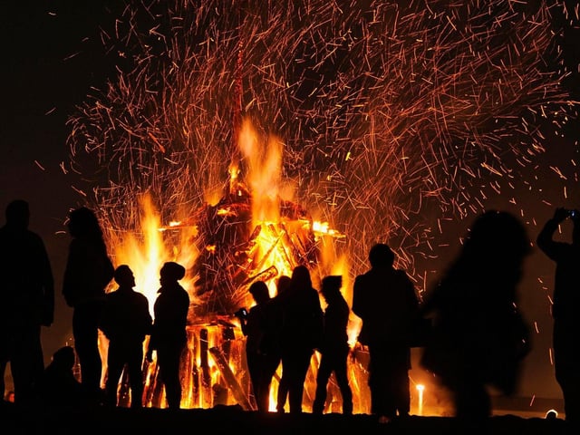 One of the biggest Bonfire Night events this year has been organised by Southwell Rugby Club on Saturday evening at its Park Lane headquarters. As well as the bonfire and a fireworks display, you can sample burgers and hot dogs at Charlie's Big Barbecue, while a bar will be serving beers, wines, spirits and soft drinks. Admission is £5, with a family ticket costing £15.