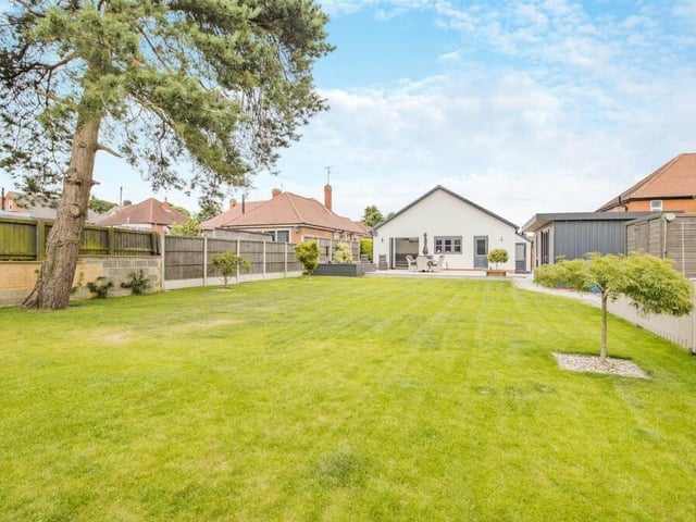 The south-facing, landscaped garden at the back is very well maintained, especially its good-sized lawn.