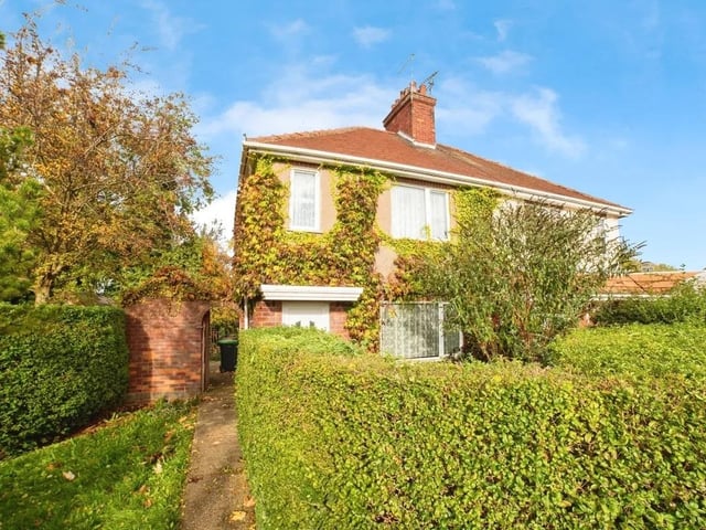 Offered to the market with no onward chain, this three-bedroom semi-detached property presents an excellent opportunity for buyers looking to put their own stamp on a home. In need of modernisation throughout, the house offers a blank canvas with plenty of scope to add value. Situated in a popular residential area, the accommodation comprises a spacious front reception room, kitchen diner and three bedrooms, along with a family bathroom. Outside, the property benefits from a generous front garden with the potential to create off-street parking (subject to the necessary consents), as well as a private rear garden. Ideal for investors, developers, or anyone looking for a project, this property combines solid fundamentals with real potential to extend and improve (STPP). Contact Bairstow Eves on 01623 355064.