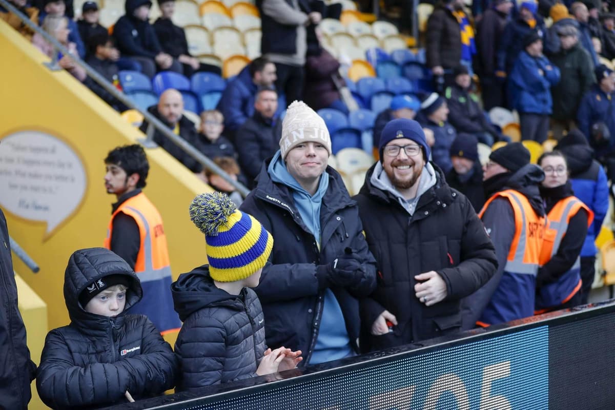 Entdecken Sie in dieser Galerie einen Mansfield Town-Fan, den Sie vom Sieg ...
