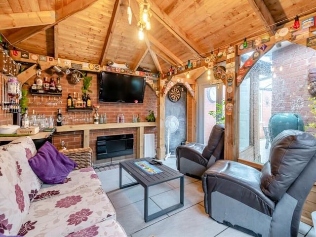 Another insight into the amazing garden bar. Now whose round is it?......