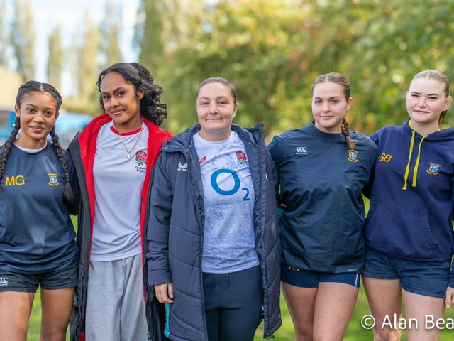Mansfield RUFC u16 girls pictured with Amy Cokayne
