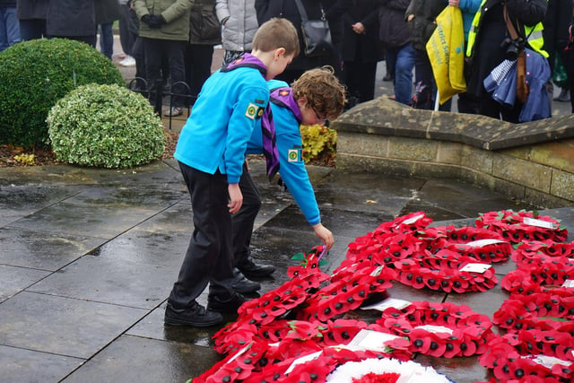 Young scouts laying laying wreaths