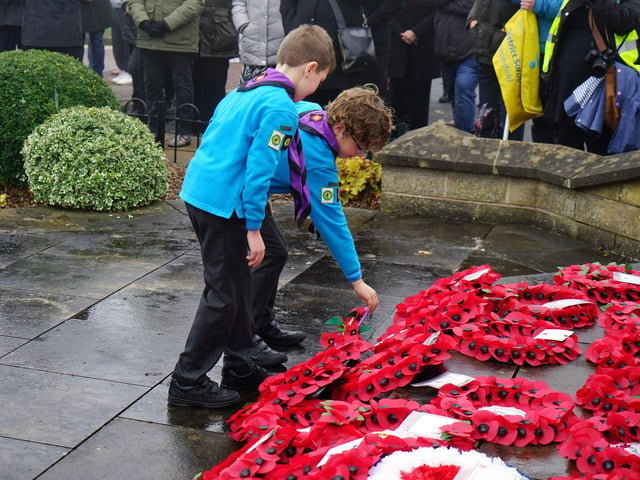 Young scouts laying laying wreaths