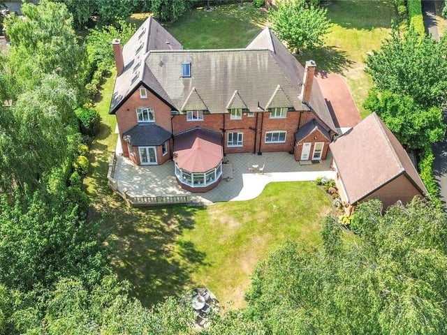 Nestled in an exclusive, sought after location, homes such as Rufford Lodge appear once in a generation. Adjacent to the historic Rufford Abbey Park, to which residents have exclusive pedestrian access via a wooden gate. Rufford Lodge enjoys an illustrious setting along the sought-after May Lodge Drive, believed to have been built in the 1960s along a concrete road laid to transport tanks into the neighbouring woodland during the second world war.