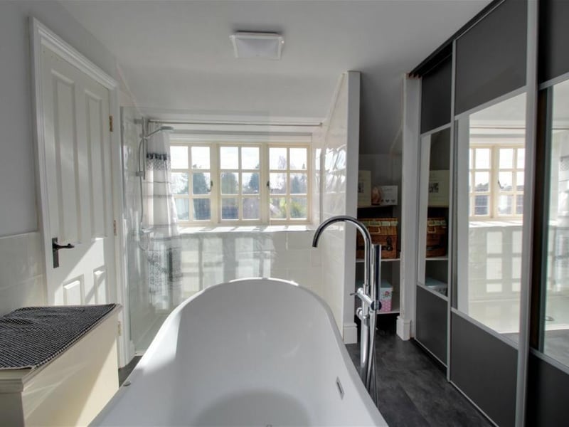 A second shot of the en suite to the main bedroom. It is a bright space thanks to a front-facing window overlooking the gardens.